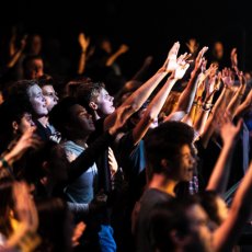 Hoe nemen jongeren deel aan aanbiddingsbijeenkomsten voor jongeren?