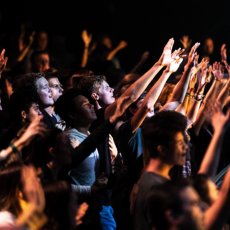 Hoe nemen jongeren deel aan aanbiddingsbijeenkomsten voor jongeren?